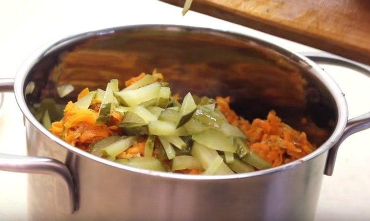 Couper les concombres marinés en lanières et les ajouter à la salade.