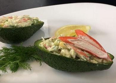 Comment apprendre à cuisiner une délicieuse salade d'avocat et de bâtonnets de crabe