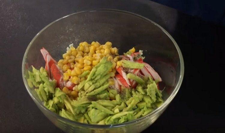 Saler et poivrer la salade au goût.