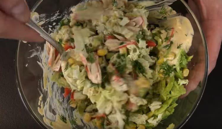 Dress de salade met de saus en meng.