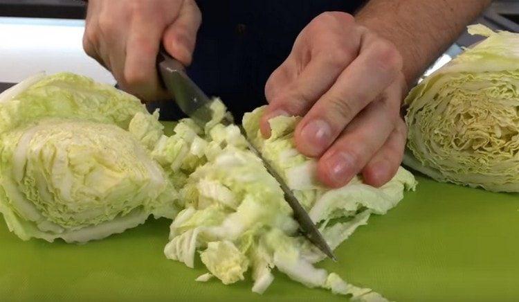 Finely chop the Beijing cabbage.