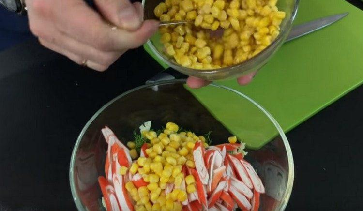 Voeg maïs toe aan de voorbereide ingrediënten.