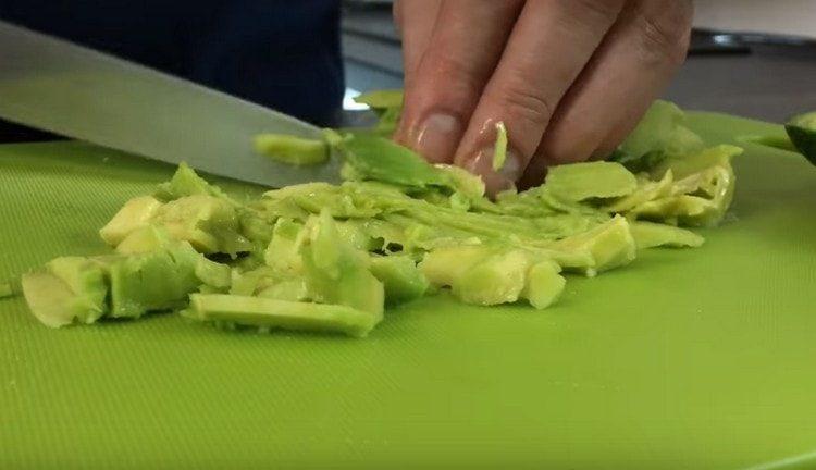 Cut the pulp of avocado, add to the salad.