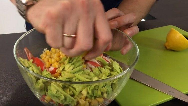 Bestrooi avocado in een salade met citroensap.