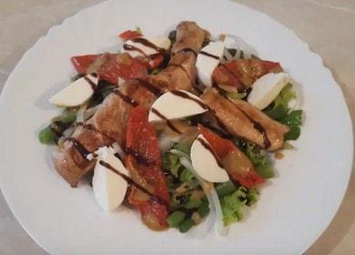 Salade tendre et délicieuse avec tomates séchées au soleil, poulet et mozzarella