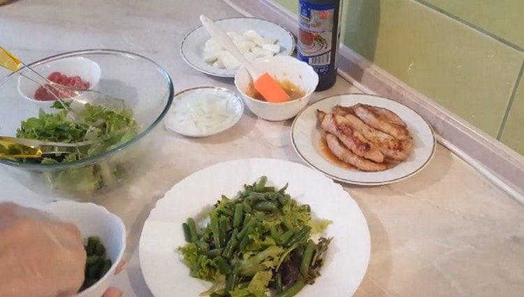 Rasporedite zelenu salatu na tanjur, a zatim grah.