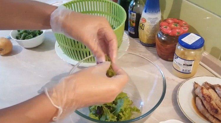Tear hands lettuce.