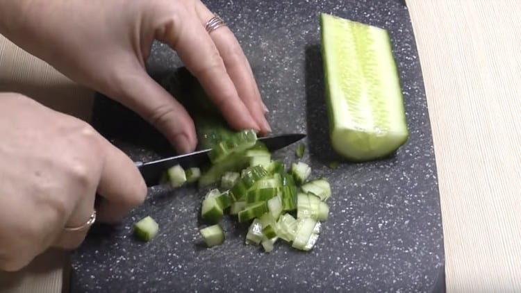 Couper le concombre en dés.