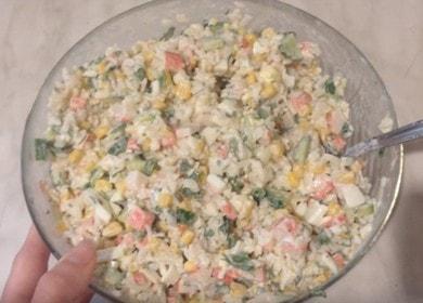 Comment apprendre à cuisiner une délicieuse salade avec des bâtonnets de crabe et du riz?