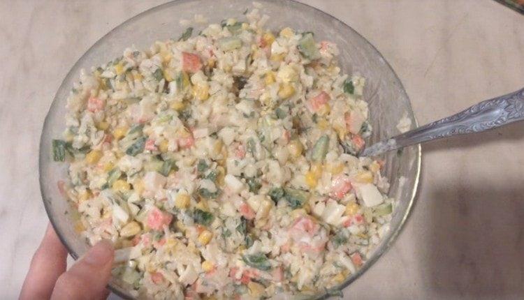 Aquí tenemos una ensalada tan deliciosa con palitos de cangrejo y arroz.