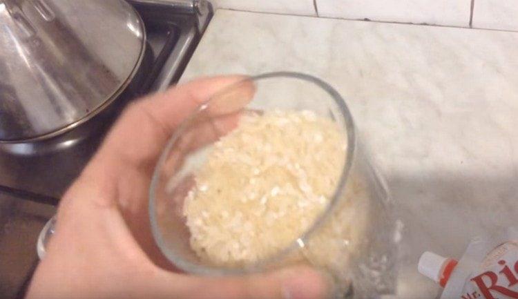 lava el arroz y cocina hasta que esté tierno.