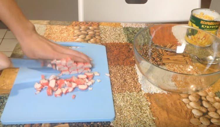 Finely chop the crab sticks.