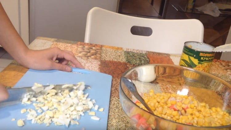 Cut the boiled eggs and add to the salad.