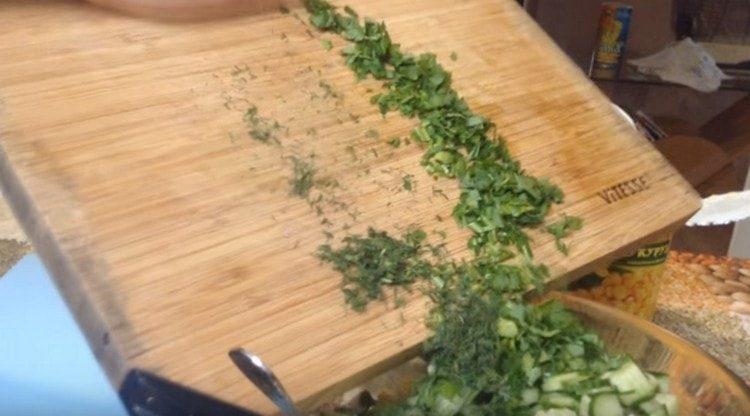 Broyez les herbes fraîches, ajoutez-les à la salade.