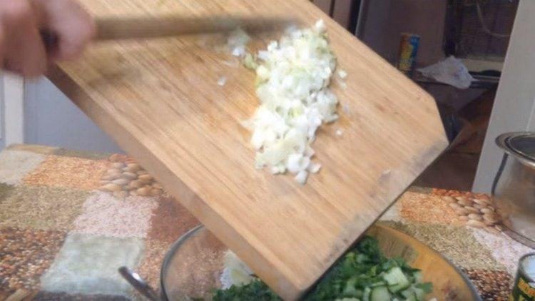 Agregue cebollas picadas a la ensalada.