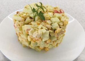 Nous préparons une délicieuse salade avec des bâtons de crabe et des craquelins selon une recette détaillée avec photo.