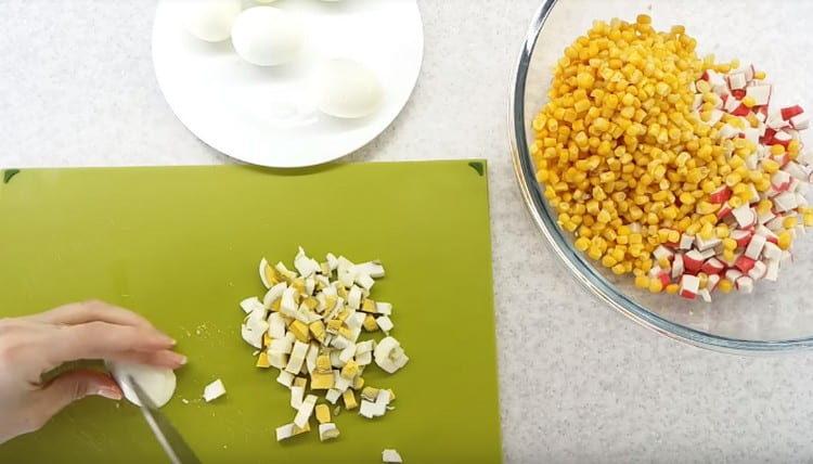 Œufs à la coque finement hachés et ajouter à la salade.