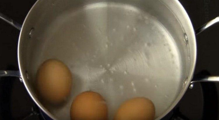 Faire bouillir les œufs durs.