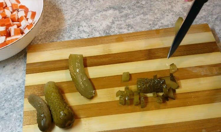 We chop pickles.