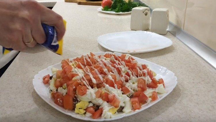 mettre les tomates sur le dessus et ajouter la mayonnaise aussi.