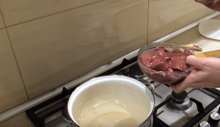 faire bouillir le foie de poulet.