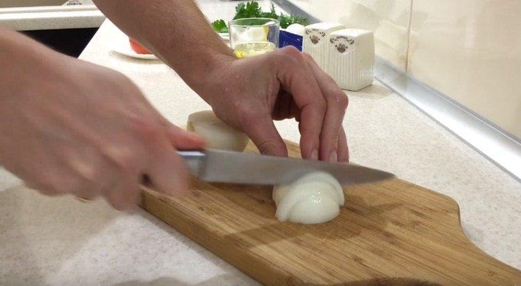 Cut the onion into half rings.