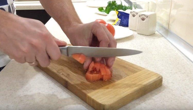 couper les tomates en dés.