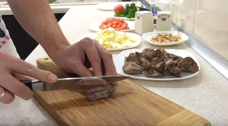 Cut the boiled liver into strips.