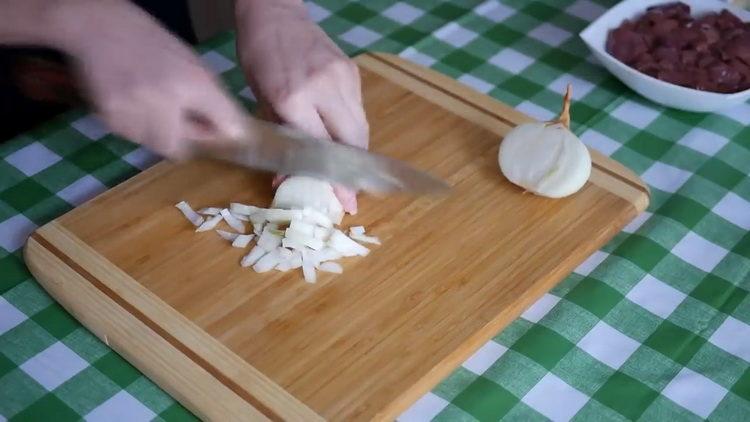 Pour cuisiner, hachez l'oignon