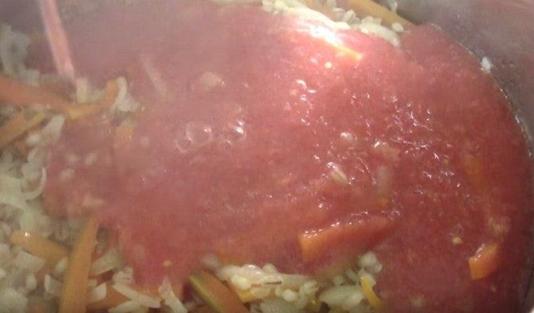 Agregue la masa de tomates a la sartén.