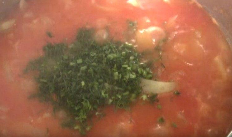Moler las verduras y ponerlas en una ensalada.