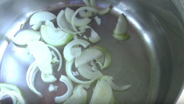 Chop the onion, put it in the pan