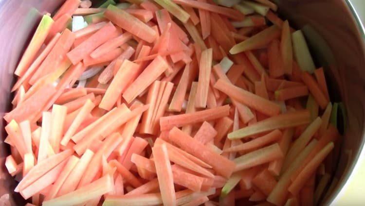 Couper les carottes en lanières.