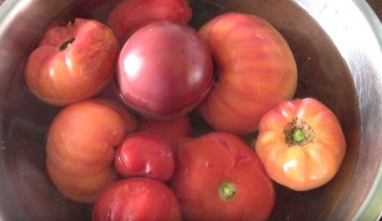 Pour the tomatoes with boiling water, and then transfer them to cold water.