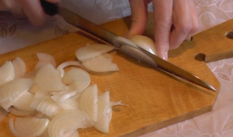 cut the onions in half rings.