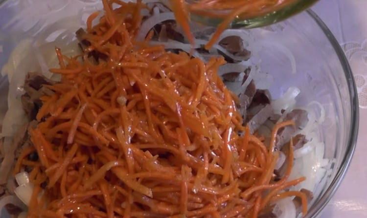 Nous combinons dans le bol à salade le foie, les oignons marinés et les carottes coréennes.