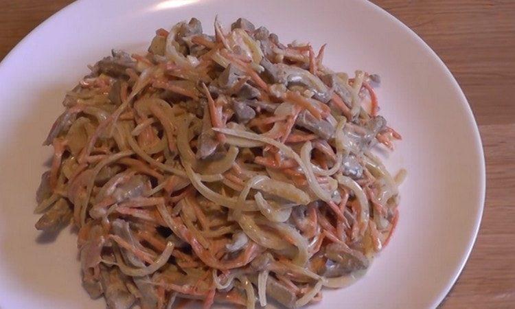 Fragrant salad with liver and carrots is ready.