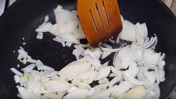 Fry the onions in a pan with sugar and salt.
