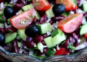 Cuire une salade incroyablement délicieuse avec des haricots et des légumes: une recette avec des photos étape par étape.