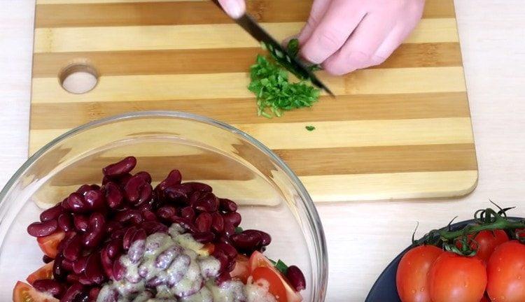 Broyer les herbes, ajouter à la salade.