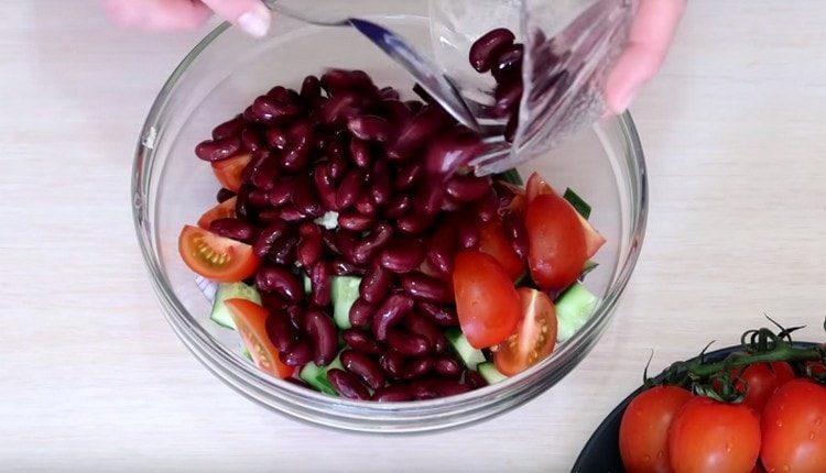 Ajoutez des haricots en conserve lavés à la salade.