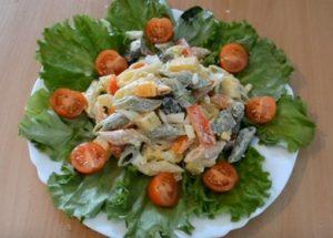 Cooking delicious salads with pasta: a recipe with step by step photos.