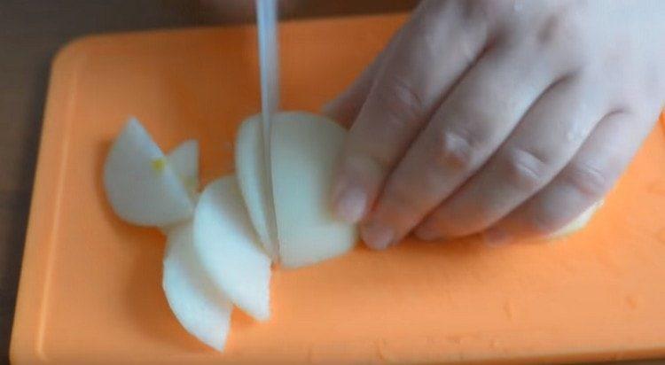 Cut the onion into half rings.