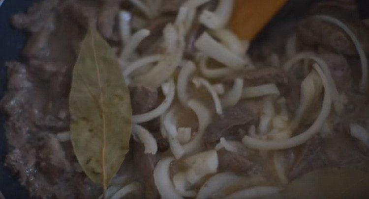 Nous ajoutons également des grains de poivre et des feuilles de laurier.