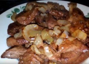 Hígado de cerdo tierno: una receta para cocinar en una sartén.