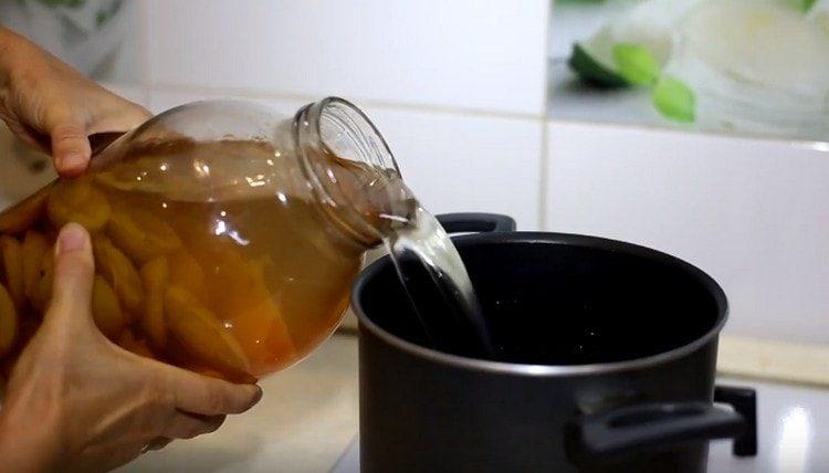 We pour the resulting syrup into a saucepan and bring it to a boil.