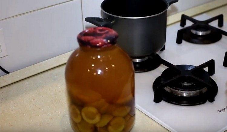 Tightly twist the jar with a lid.