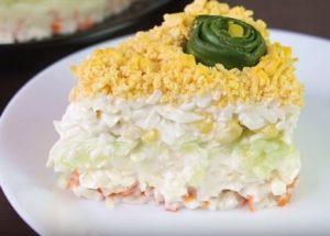 Cuire une luxueuse salade feuilletée avec des bâtonnets de crabe: une recette de vacances avec une photo.