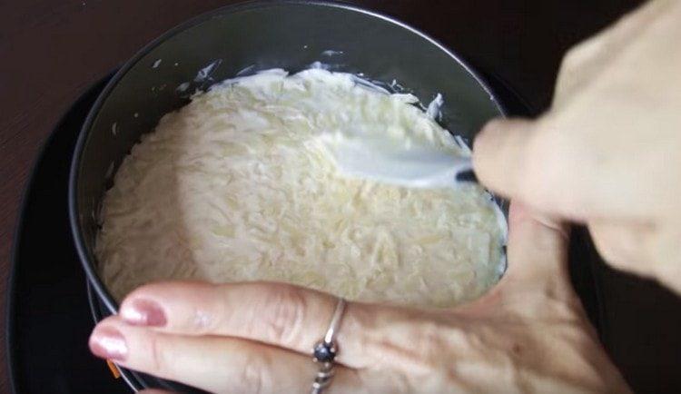 graisser le fromage avec de la mayonnaise.