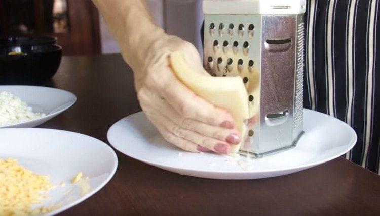 râpez le fromage à pâte dure.